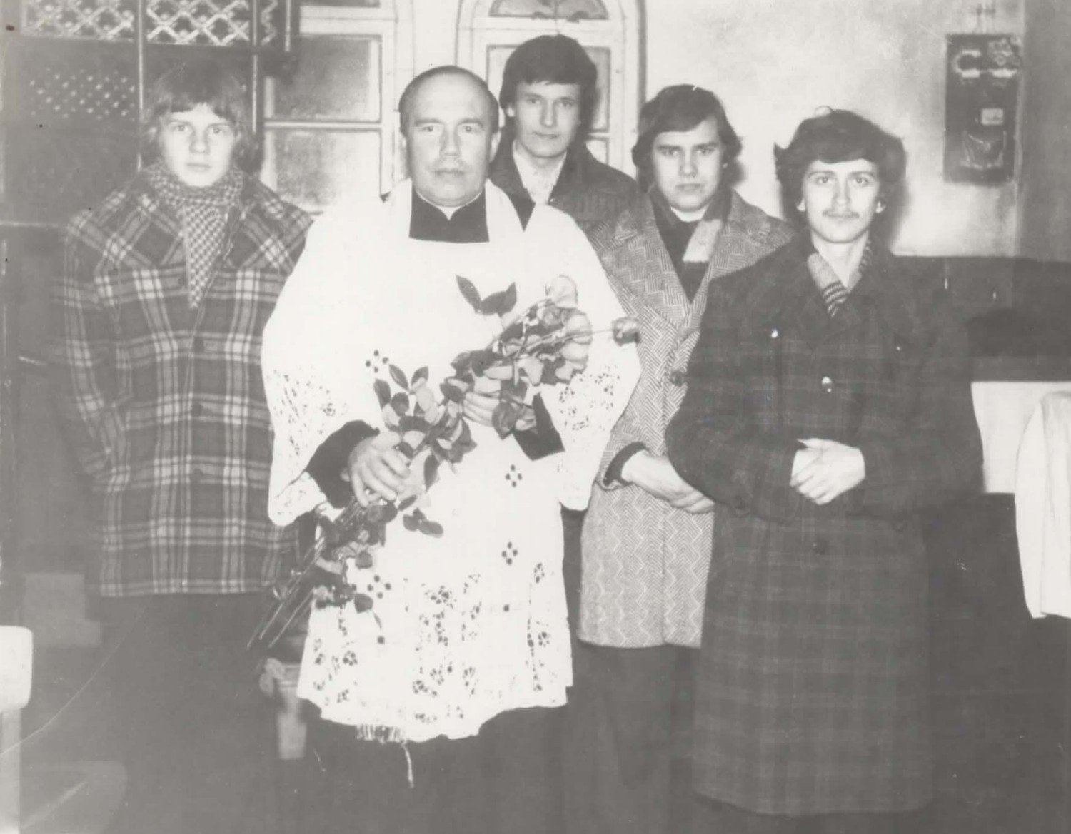 priesteris Jānis Sperga kopā ar ministrantiem