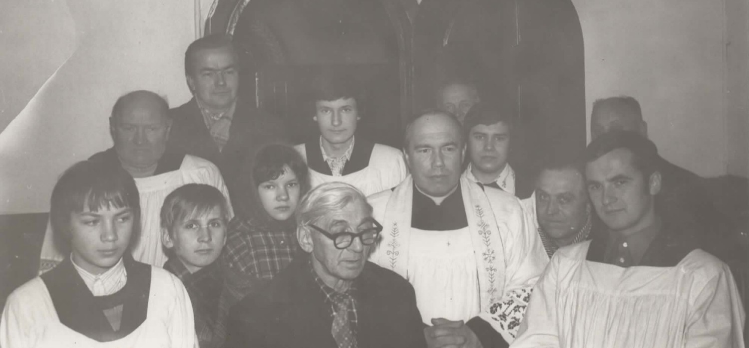 priesteris Jānis Sperga kopā piekalpotājiem un procesijas dalībniekiem
