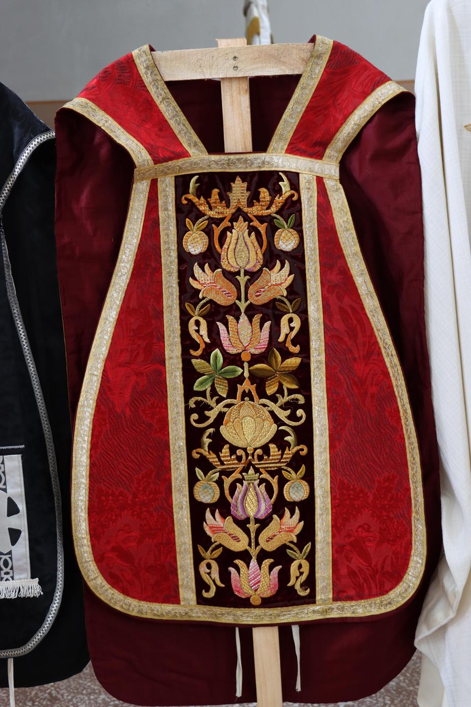 sarkanas krāsas liturģiskie apģērbi
