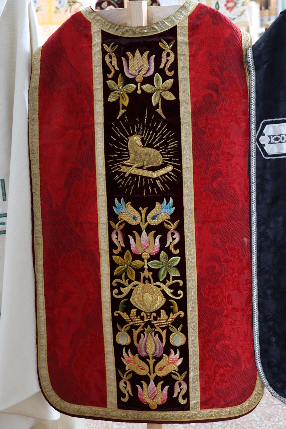 sarkanas krāsas liturģiskie apģērbi