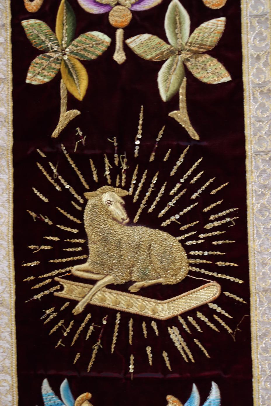 sarkanas krāsas liturģiskie apģērbi