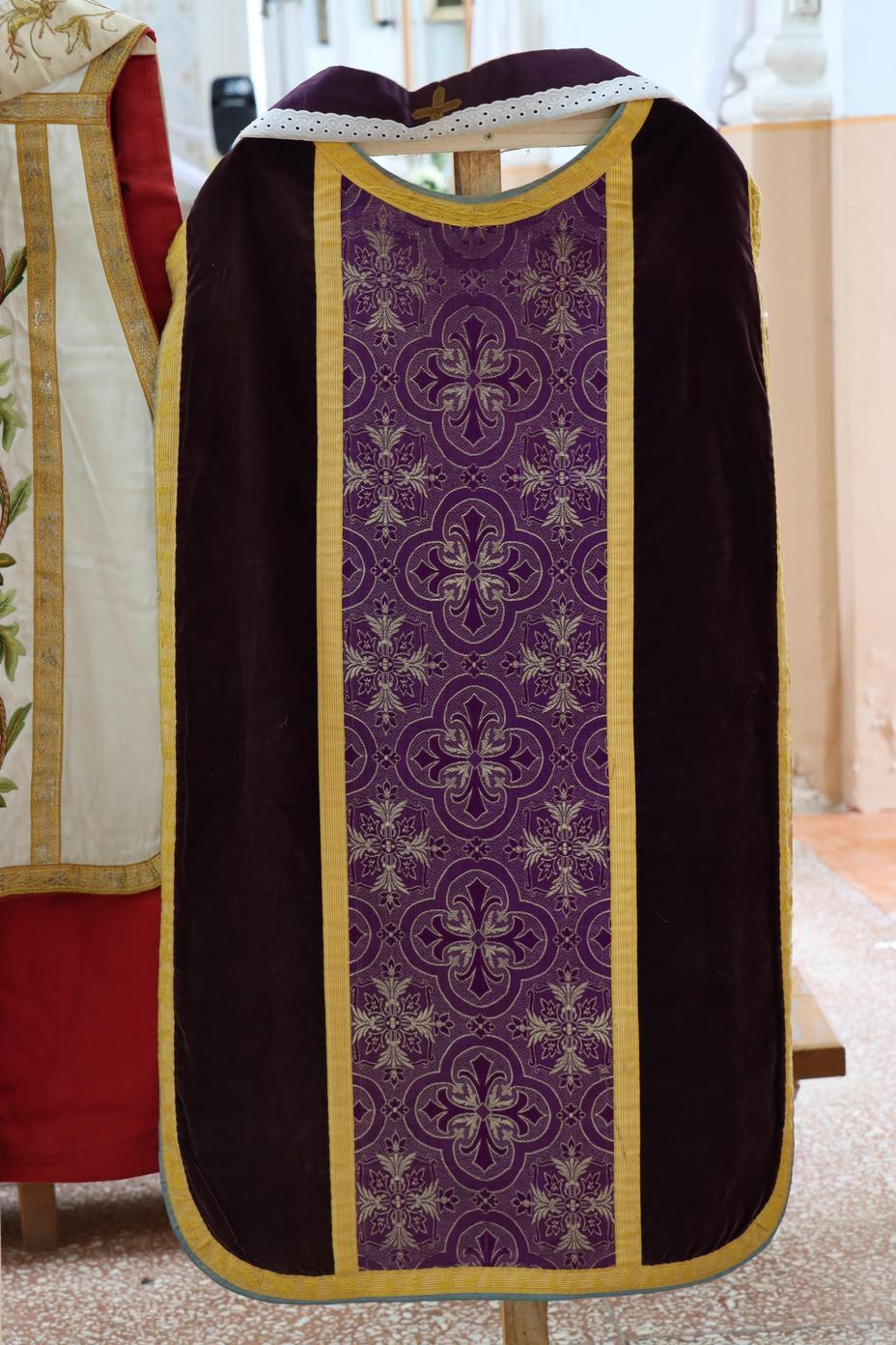violetas krāsas liturģiskie apģērbi