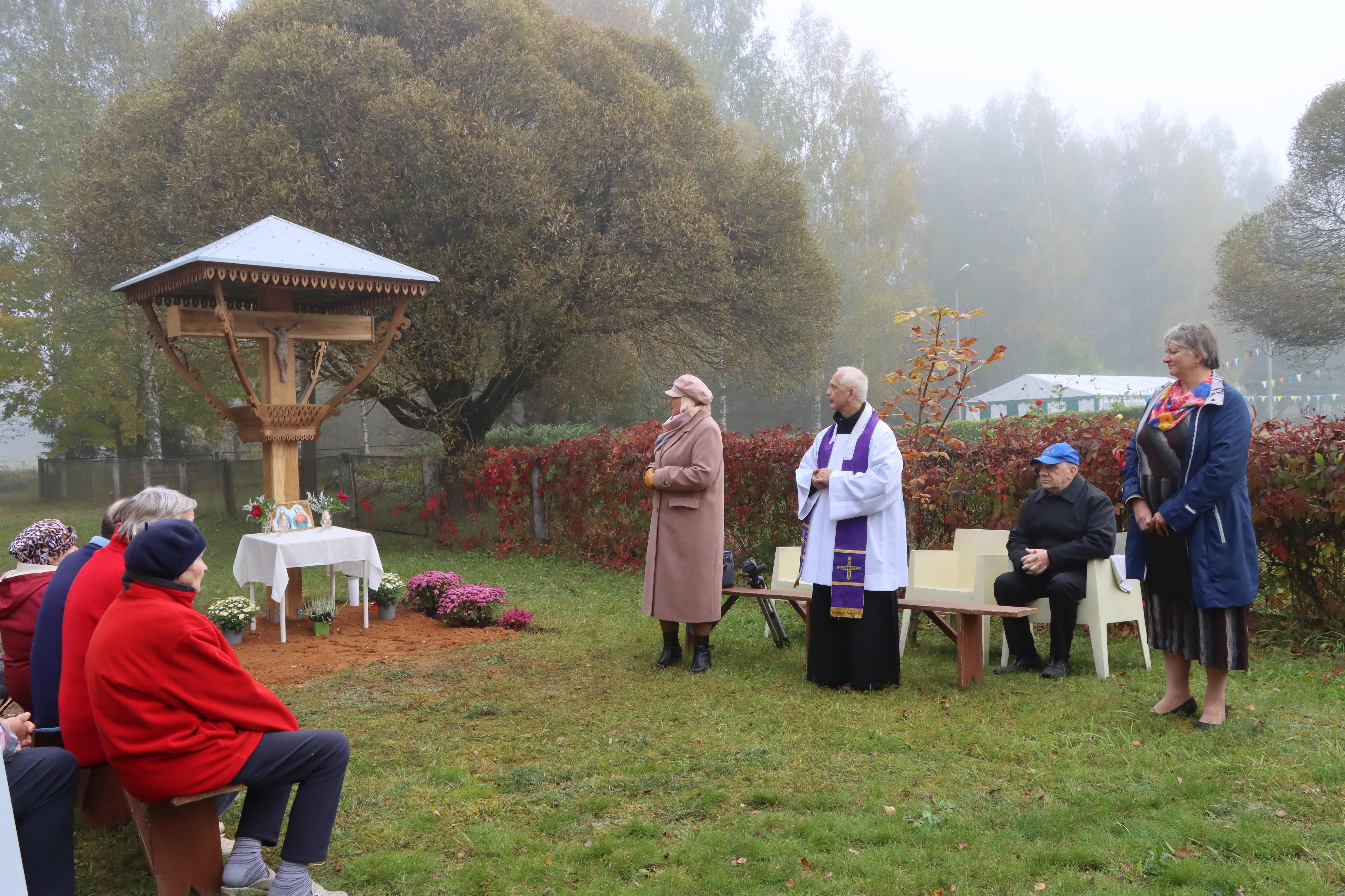 Krucifiksa pasvētīšana pie Vārkavas sociālā aprūpes centra un svētā Mise