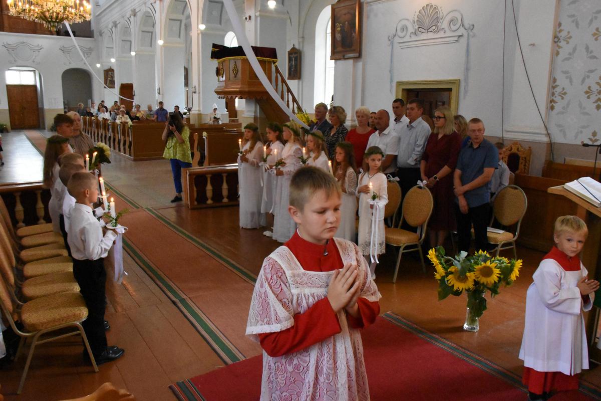 PIRMĀ SVĒTĀ KOMŪNIJA VĀRKAVAS BAZNĪCĀ