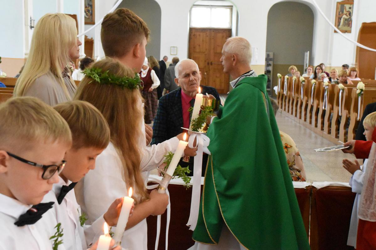 PIRMĀ SVĒTĀ KOMŪNIJA VĀRKAVAS BAZNĪCĀ