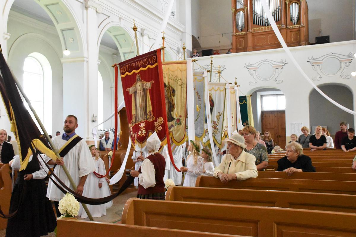 PIRMĀ SVĒTĀ KOMŪNIJA VĀRKAVAS BAZNĪCĀ