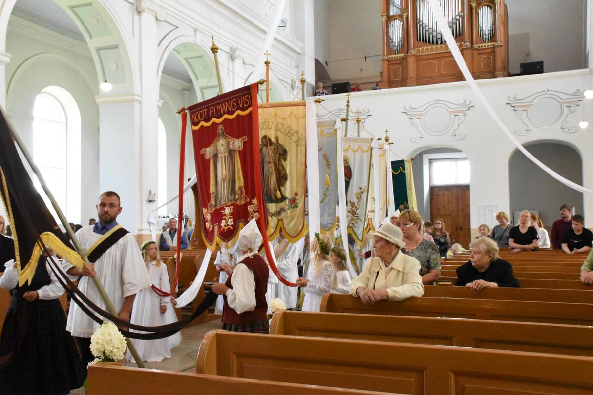 PIRMĀ SVĒTĀ KOMŪNIJA VĀRKAVAS BAZNĪCĀ