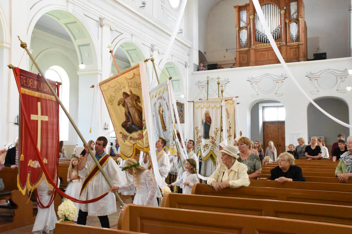 PIRMĀ SVĒTĀ KOMŪNIJA VĀRKAVAS BAZNĪCĀ