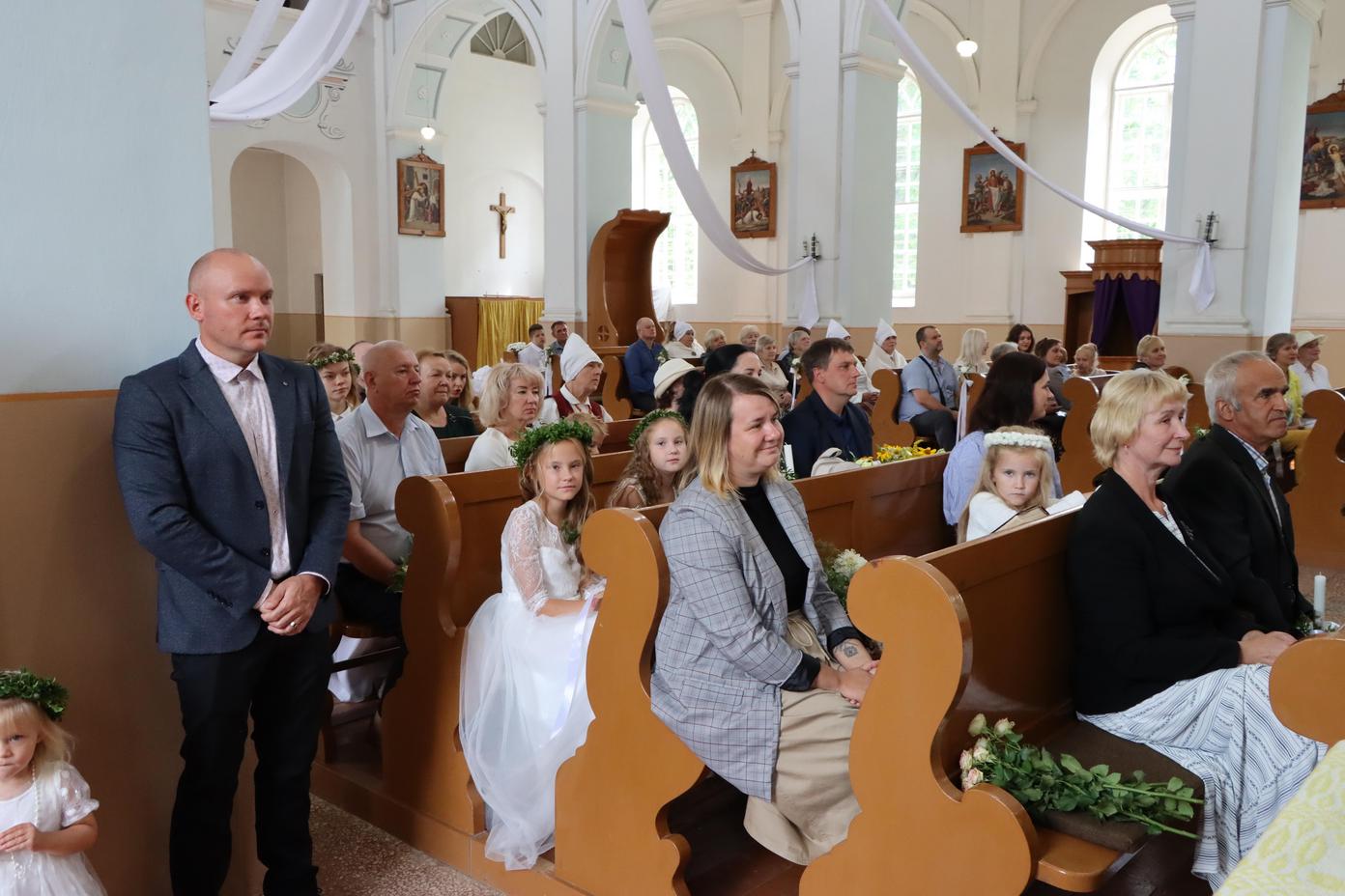 PIRMĀ SVĒTĀ KOMŪNIJA VĀRKAVAS BAZNĪCĀ