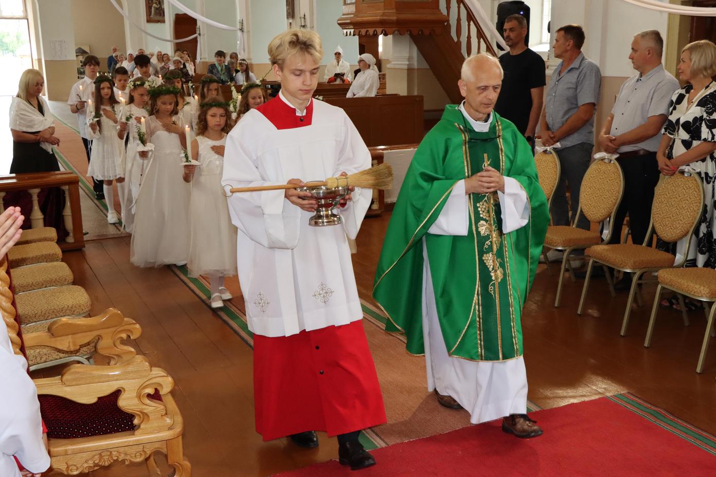 PIRMĀ SVĒTĀ KOMŪNIJA VĀRKAVAS BAZNĪCĀ