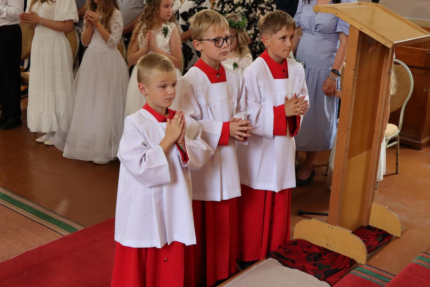 PIRMĀ SVĒTĀ KOMŪNIJA VĀRKAVAS BAZNĪCĀ