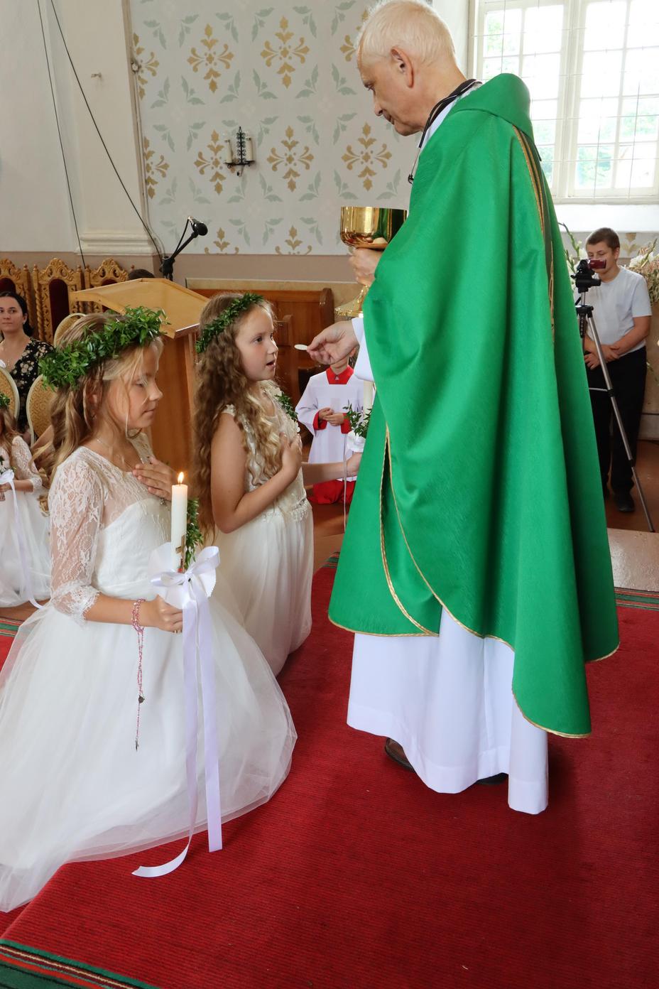 PIRMĀ SVĒTĀ KOMŪNIJA VĀRKAVAS BAZNĪCĀ