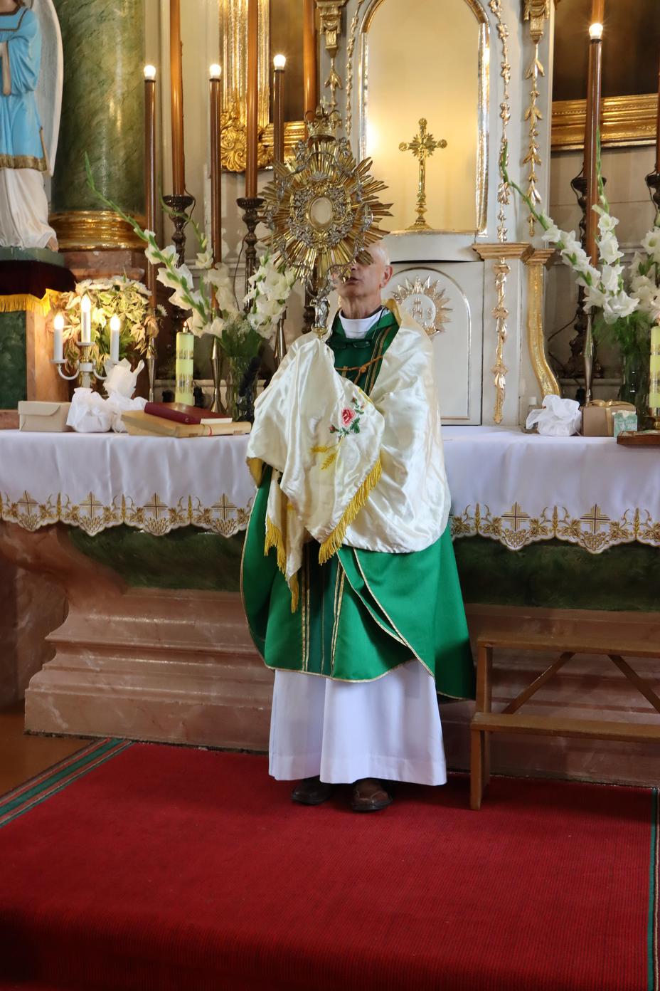 PIRMĀ SVĒTĀ KOMŪNIJA VĀRKAVAS BAZNĪCĀ