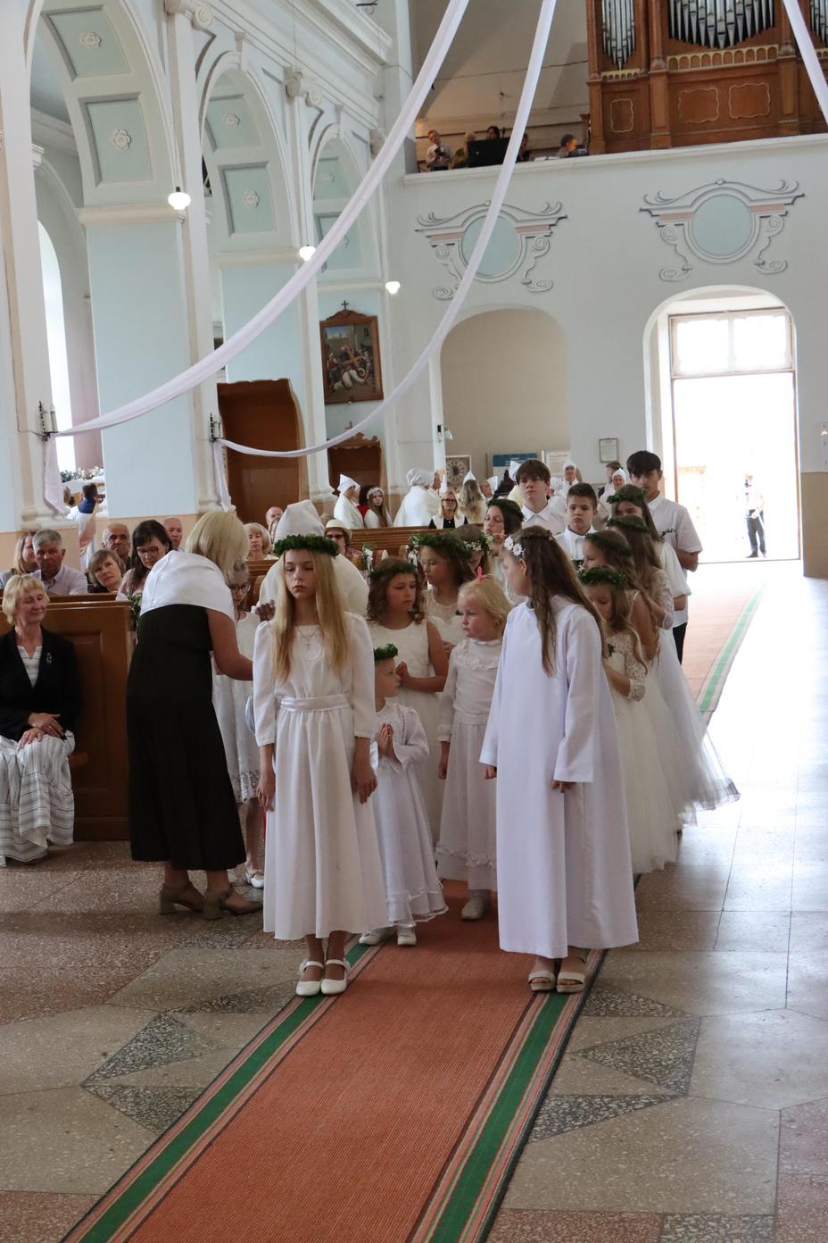 PIRMĀ SVĒTĀ KOMŪNIJA VĀRKAVAS BAZNĪCĀ