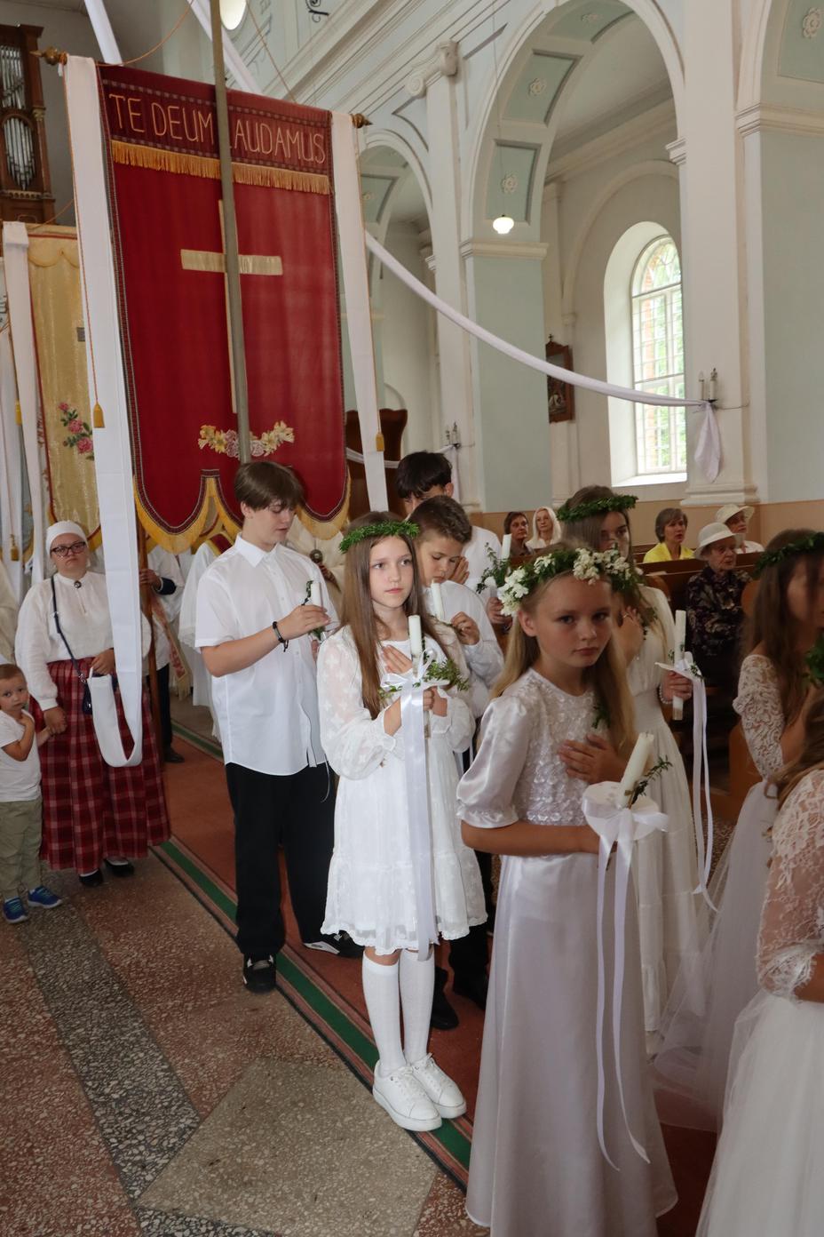 PIRMĀ SVĒTĀ KOMŪNIJA VĀRKAVAS BAZNĪCĀ