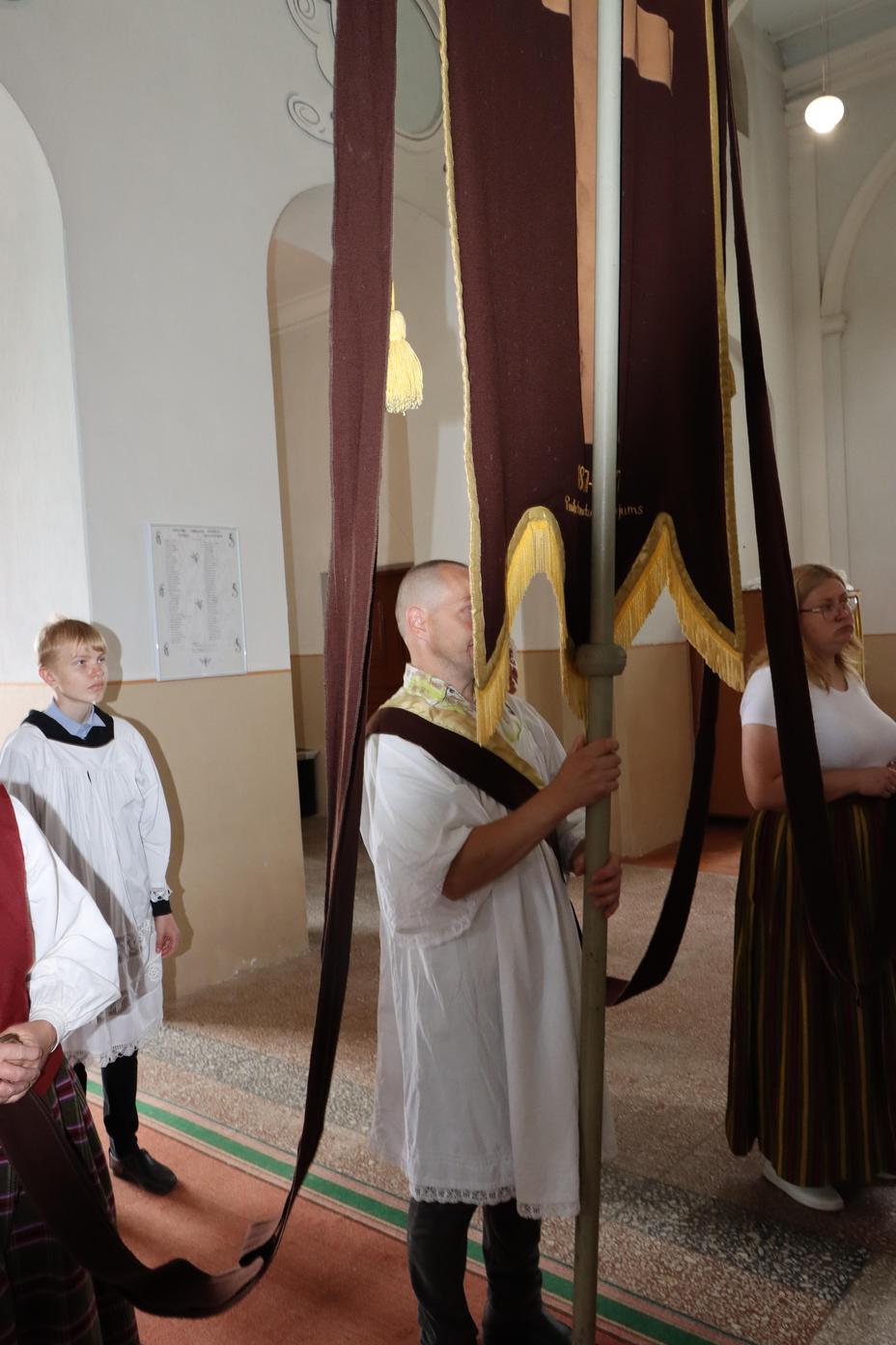 PIRMĀ SVĒTĀ KOMŪNIJA VĀRKAVAS BAZNĪCĀ