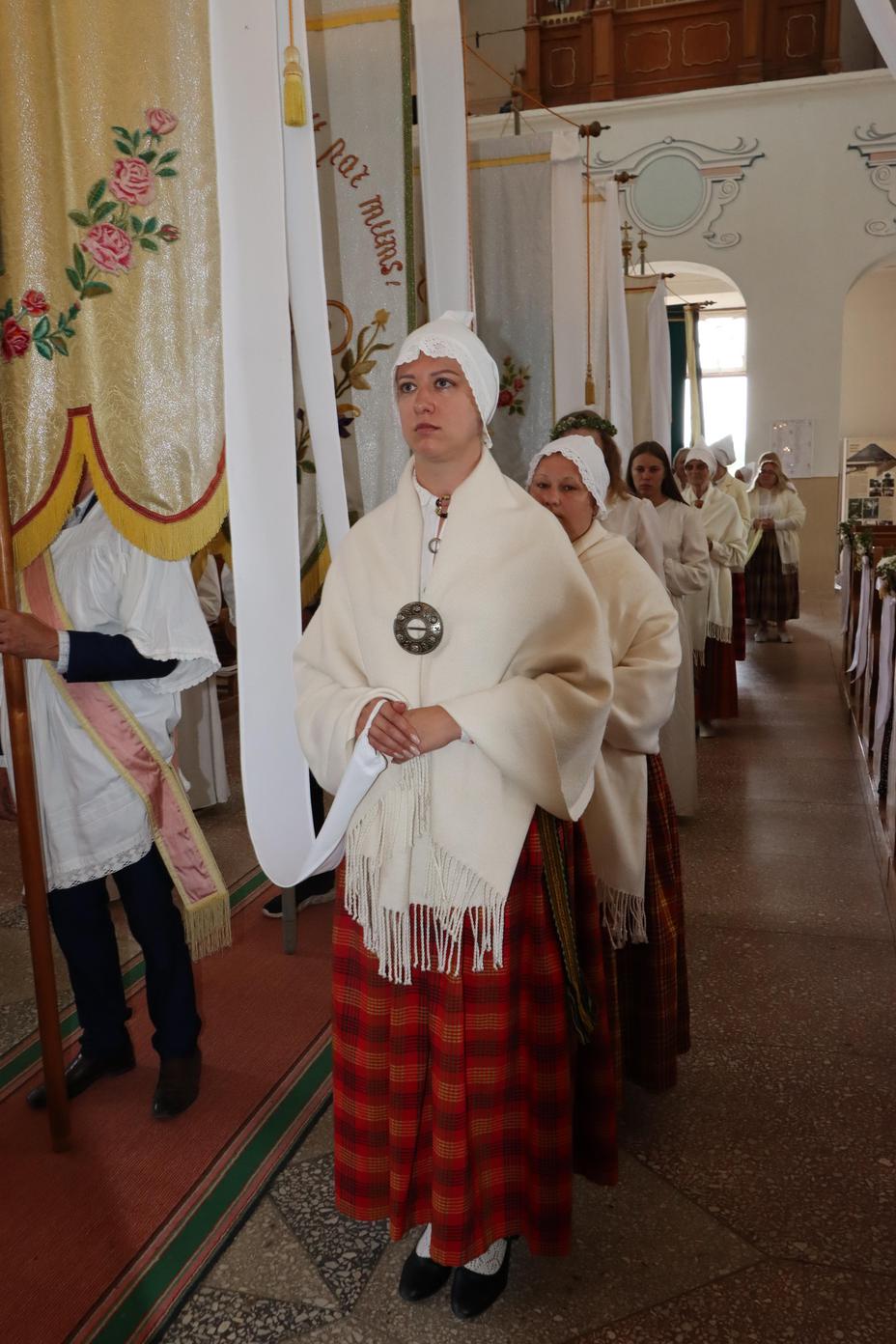PIRMĀ SVĒTĀ KOMŪNIJA VĀRKAVAS BAZNĪCĀ