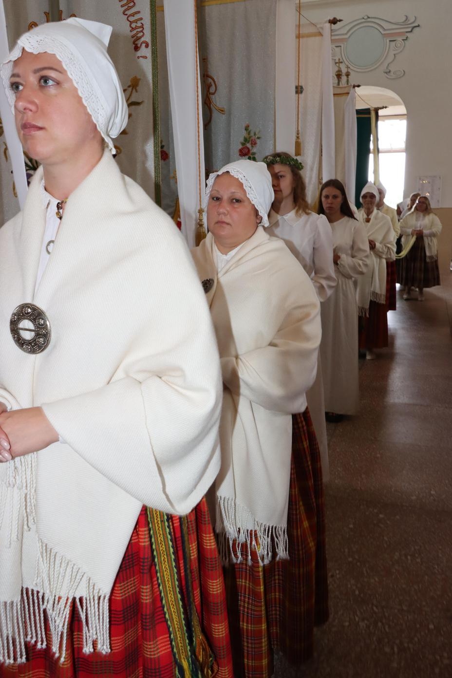 PIRMĀ SVĒTĀ KOMŪNIJA VĀRKAVAS BAZNĪCĀ