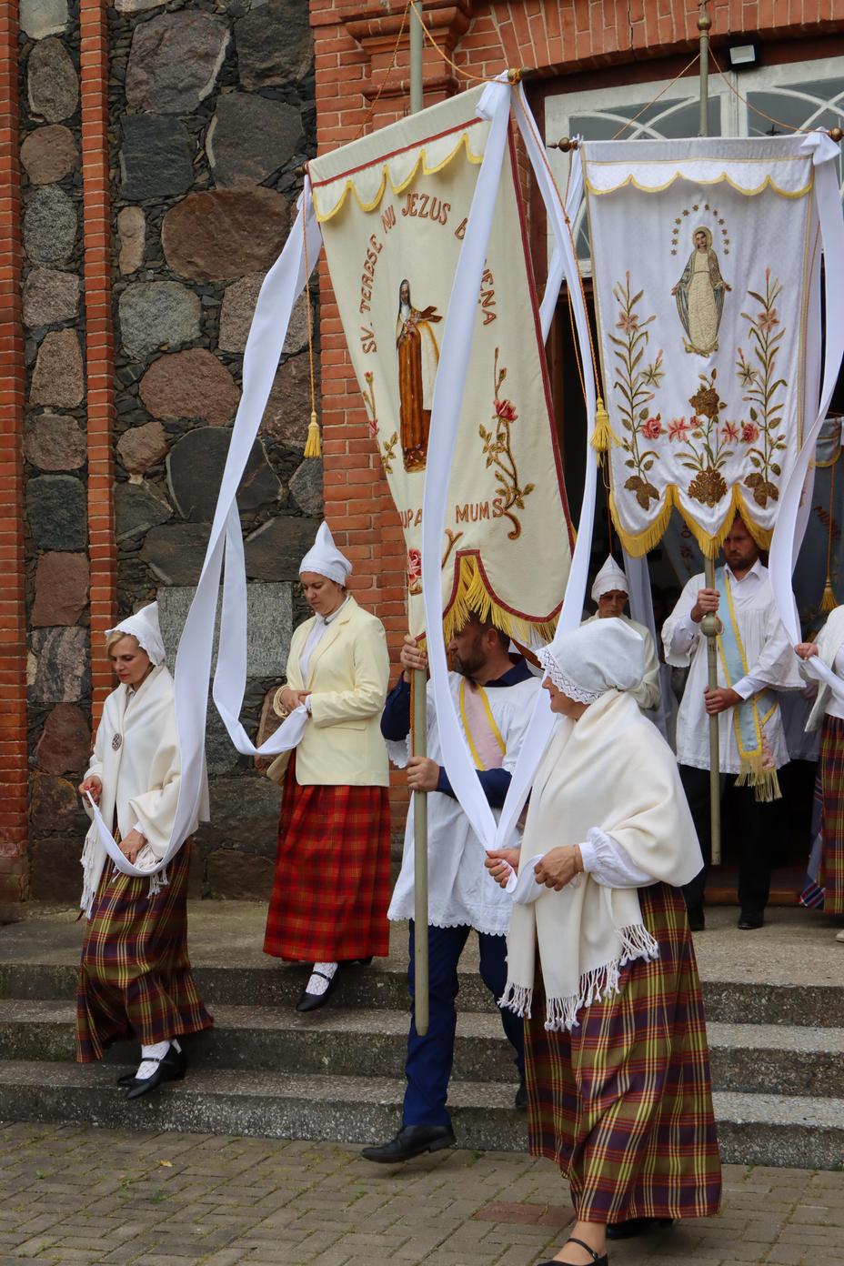 PIRMĀ SVĒTĀ KOMŪNIJA VĀRKAVAS BAZNĪCĀ