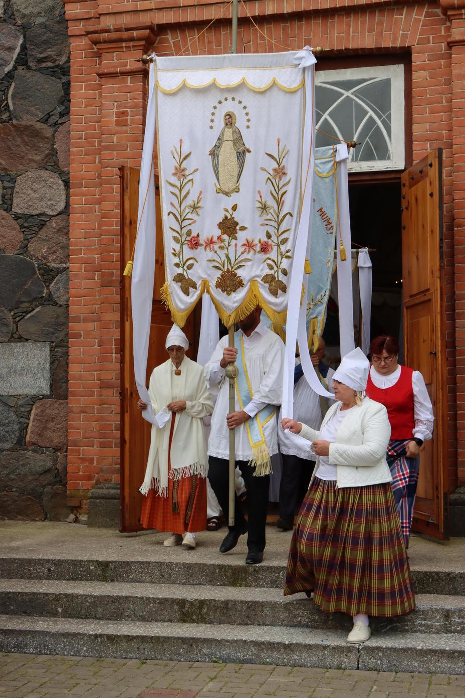 PIRMĀ SVĒTĀ KOMŪNIJA VĀRKAVAS BAZNĪCĀ