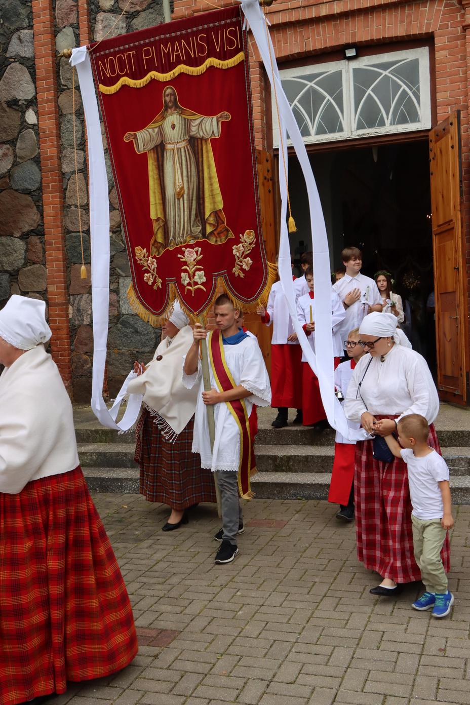 PIRMĀ SVĒTĀ KOMŪNIJA VĀRKAVAS BAZNĪCĀ