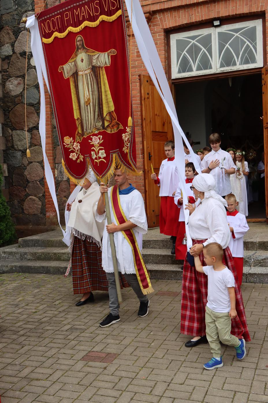 PIRMĀ SVĒTĀ KOMŪNIJA VĀRKAVAS BAZNĪCĀ