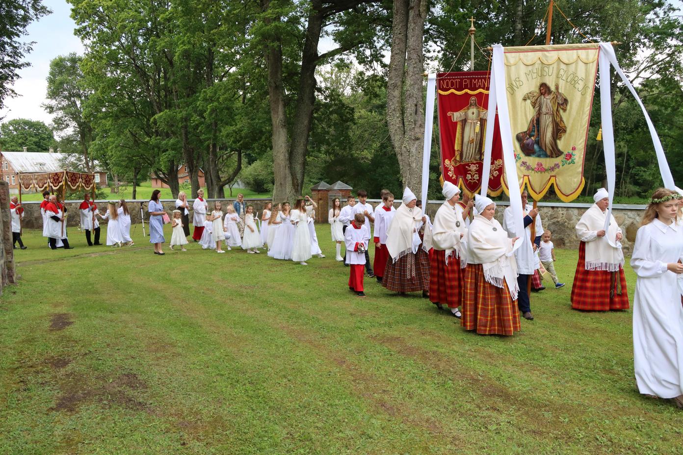 PIRMĀ SVĒTĀ KOMŪNIJA VĀRKAVAS BAZNĪCĀ