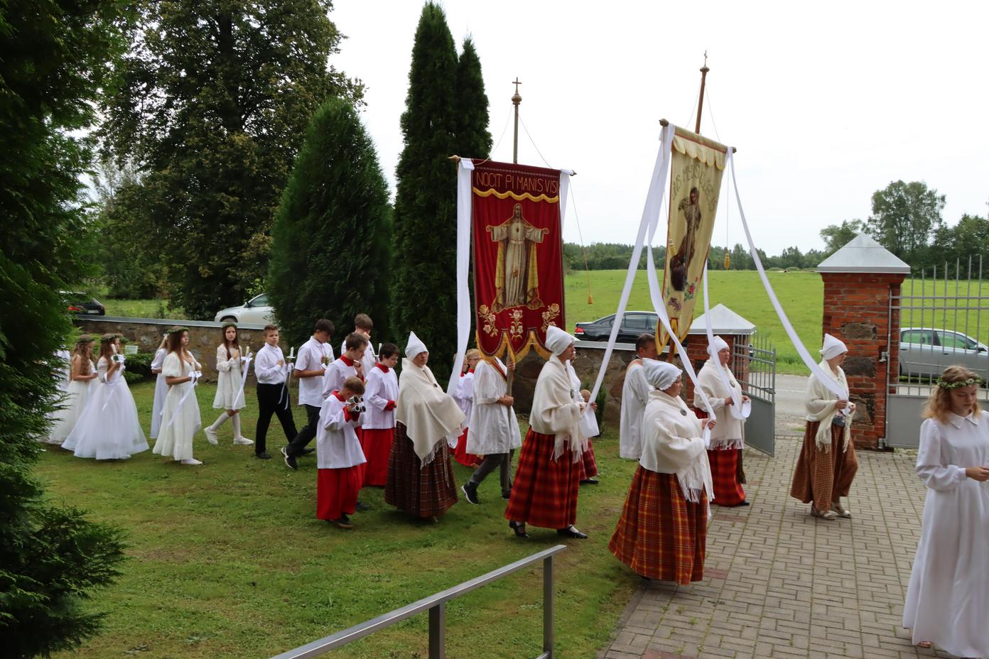 PIRMĀ SVĒTĀ KOMŪNIJA VĀRKAVAS BAZNĪCĀ