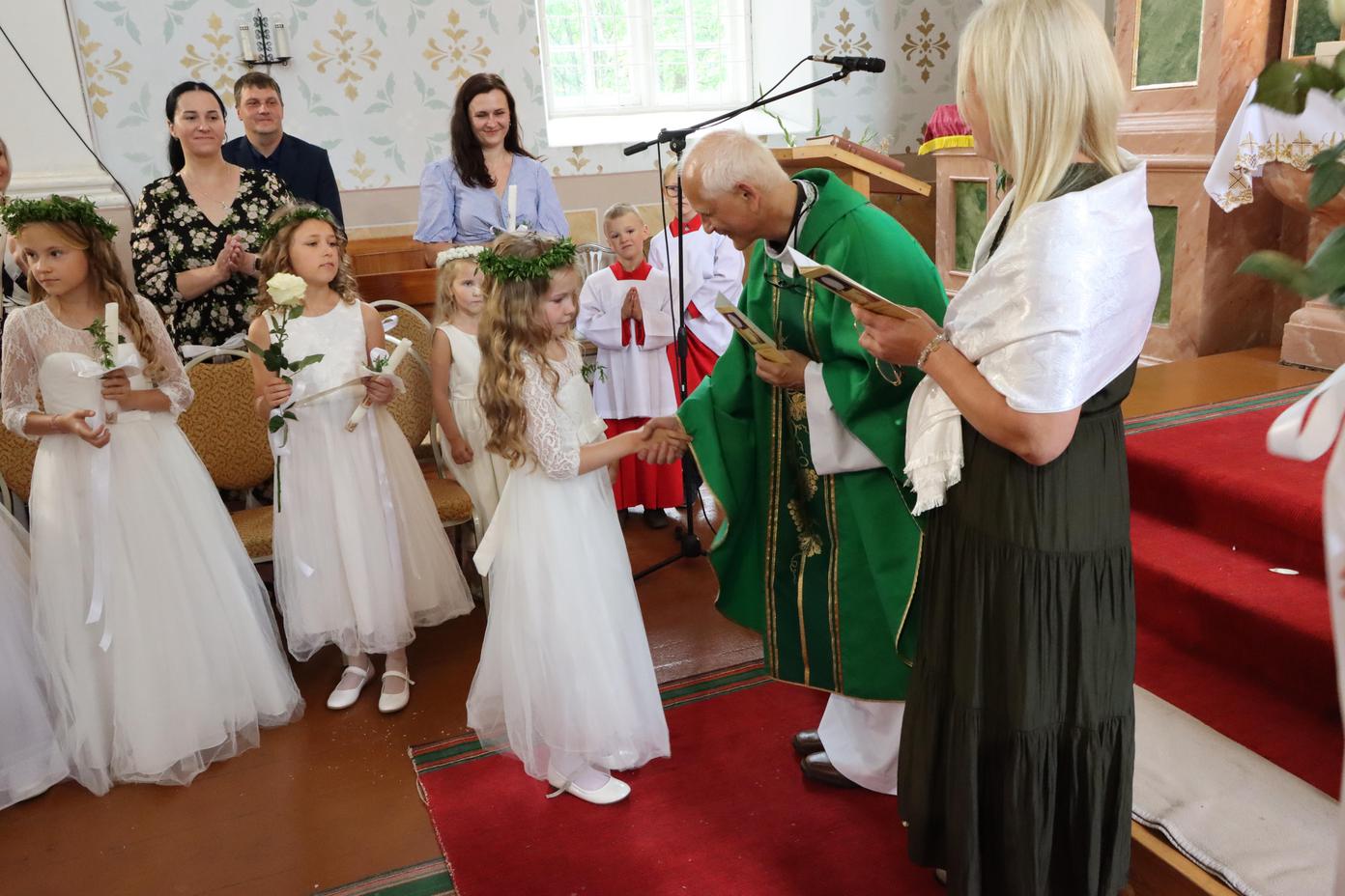 PIRMĀ SVĒTĀ KOMŪNIJA VĀRKAVAS BAZNĪCĀ