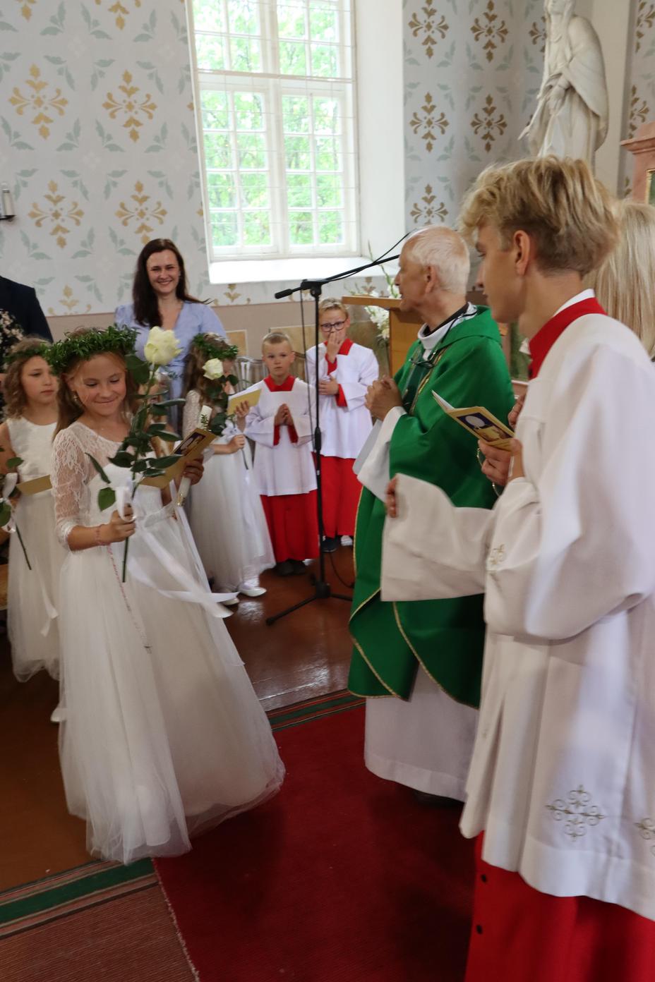 PIRMĀ SVĒTĀ KOMŪNIJA VĀRKAVAS BAZNĪCĀ