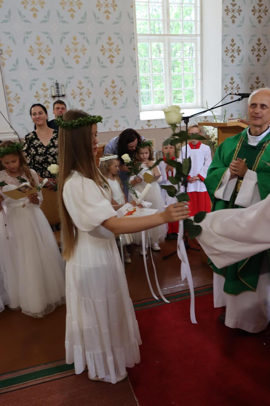 PIRMĀ SVĒTĀ KOMŪNIJA VĀRKAVAS BAZNĪCĀ