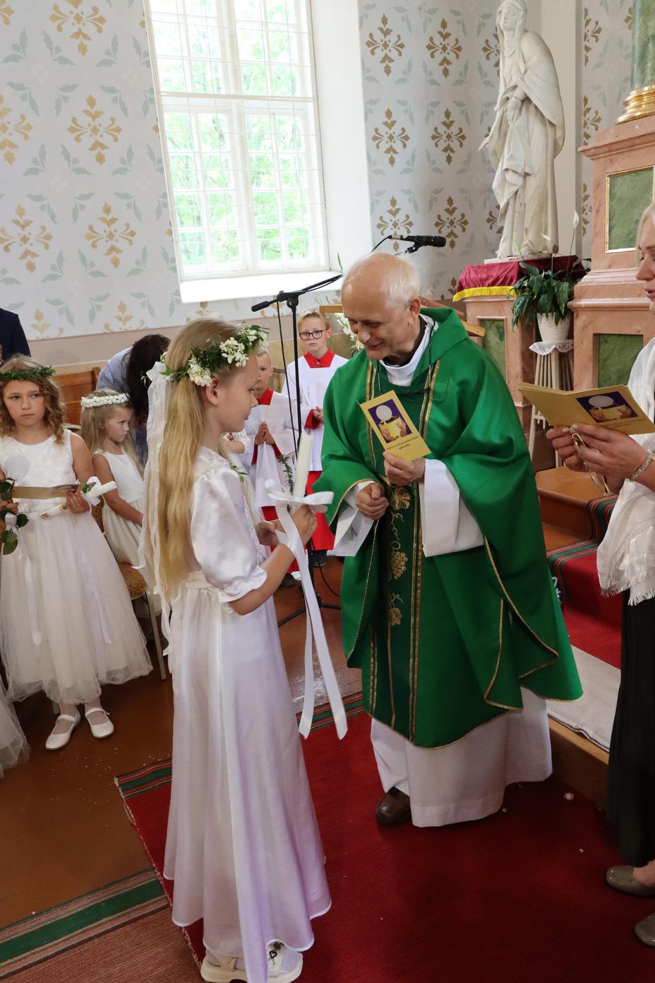 PIRMĀ SVĒTĀ KOMŪNIJA VĀRKAVAS BAZNĪCĀ