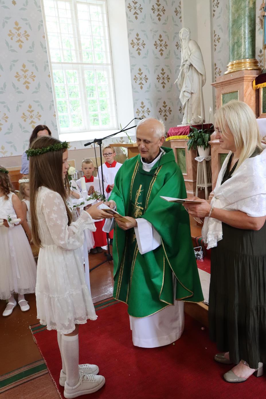 PIRMĀ SVĒTĀ KOMŪNIJA VĀRKAVAS BAZNĪCĀ