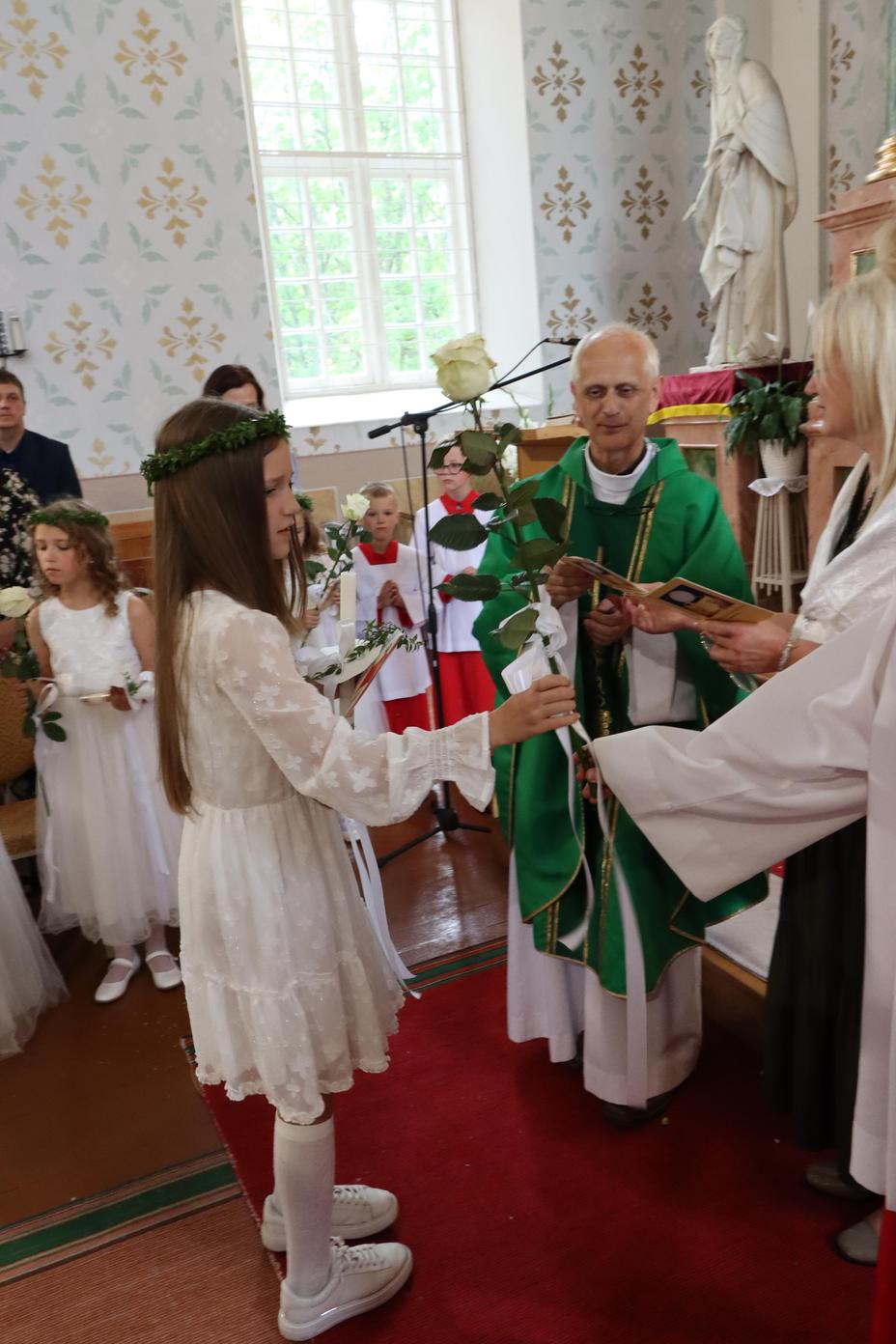 PIRMĀ SVĒTĀ KOMŪNIJA VĀRKAVAS BAZNĪCĀ