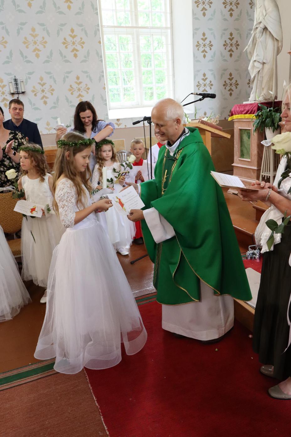 PIRMĀ SVĒTĀ KOMŪNIJA VĀRKAVAS BAZNĪCĀ
