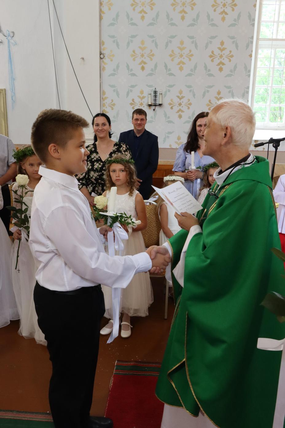 PIRMĀ SVĒTĀ KOMŪNIJA VĀRKAVAS BAZNĪCĀ