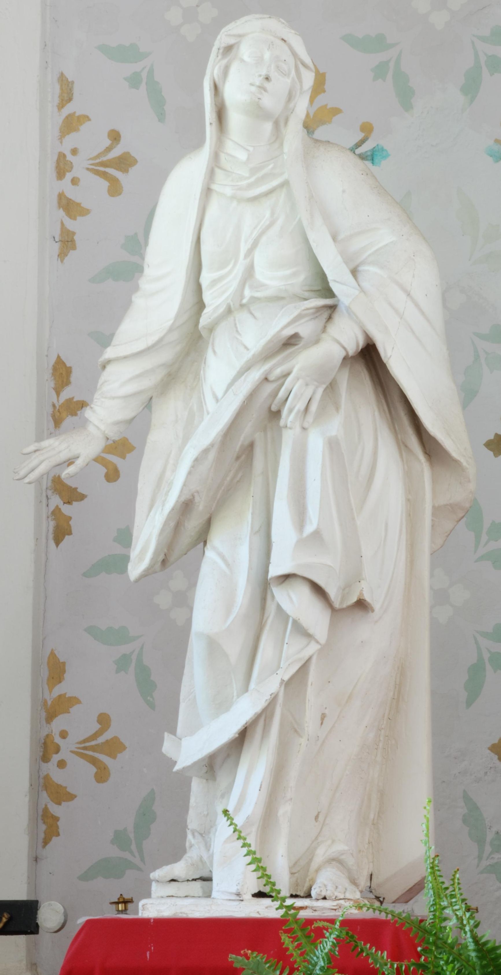 Kokā grebta Jaunavas Marijas statuja